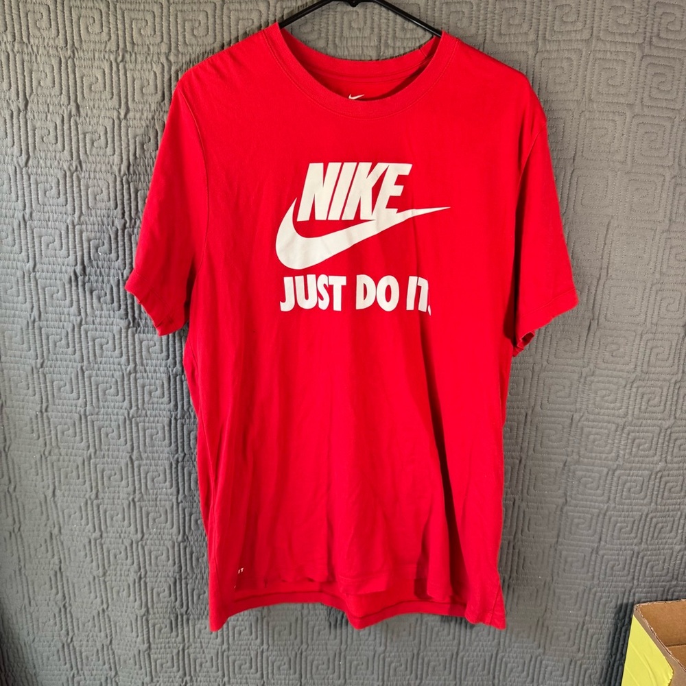 The Nike Tee DriFit T-Shirt Men Size XL Red Nike Just Do It Short Sleeve